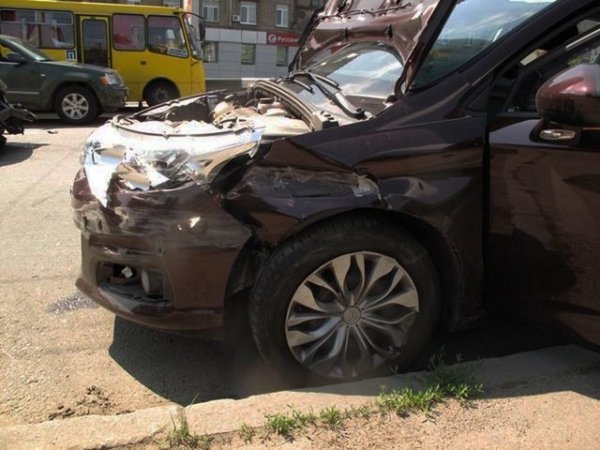 У Києві ‒ потрійна аварія: авто вилетіло на тротуар. ФОТО