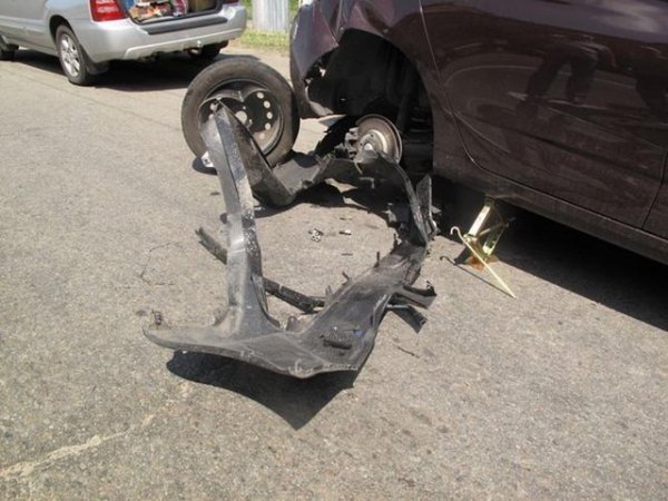 У Києві ‒ потрійна аварія: авто вилетіло на тротуар. ФОТО