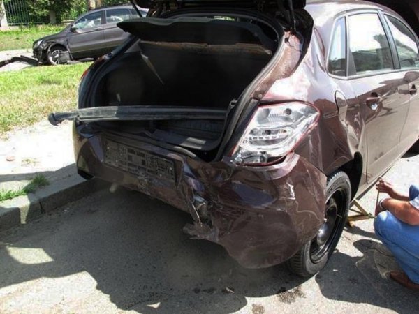 У Києві ‒ потрійна аварія: авто вилетіло на тротуар. ФОТО