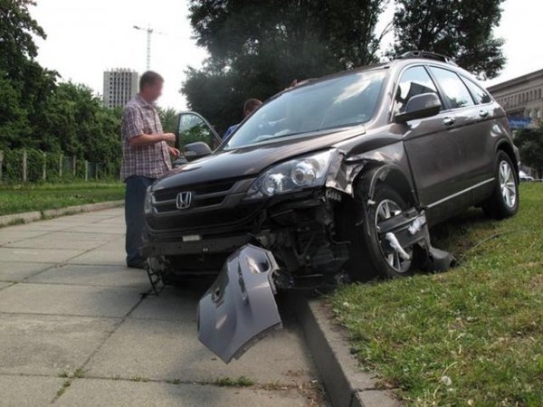 У Києві ‒ потрійна аварія: авто вилетіло на тротуар. ФОТО