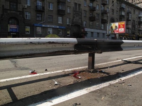 У Києві ‒ потрійна аварія: авто вилетіло на тротуар. ФОТО