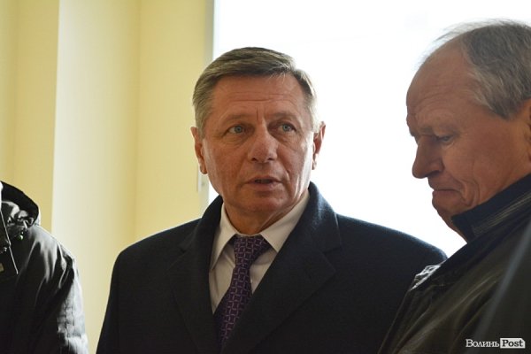 Справа - Віктор Чорнуха