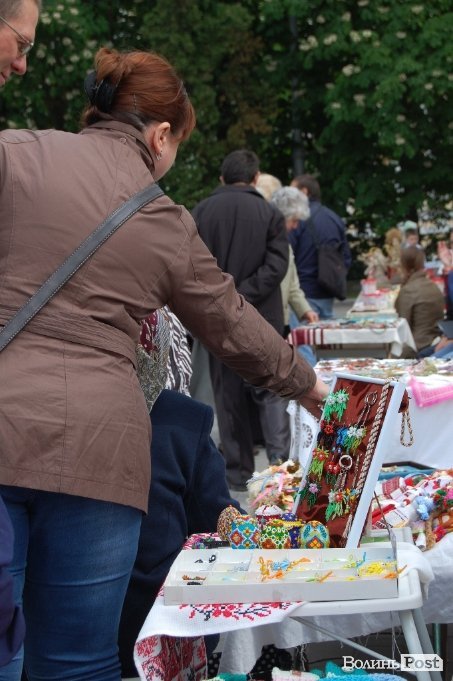 У Луцьку хотіли скласти найдовший рушник, але не змогли. ФОТО 