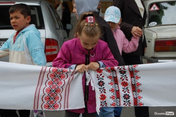 У Луцьку хотіли скласти найдовший рушник, але не змогли. ФОТО 