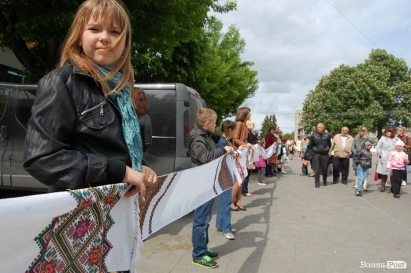 У Луцьку хотіли скласти найдовший рушник, але не змогли. ФОТО 