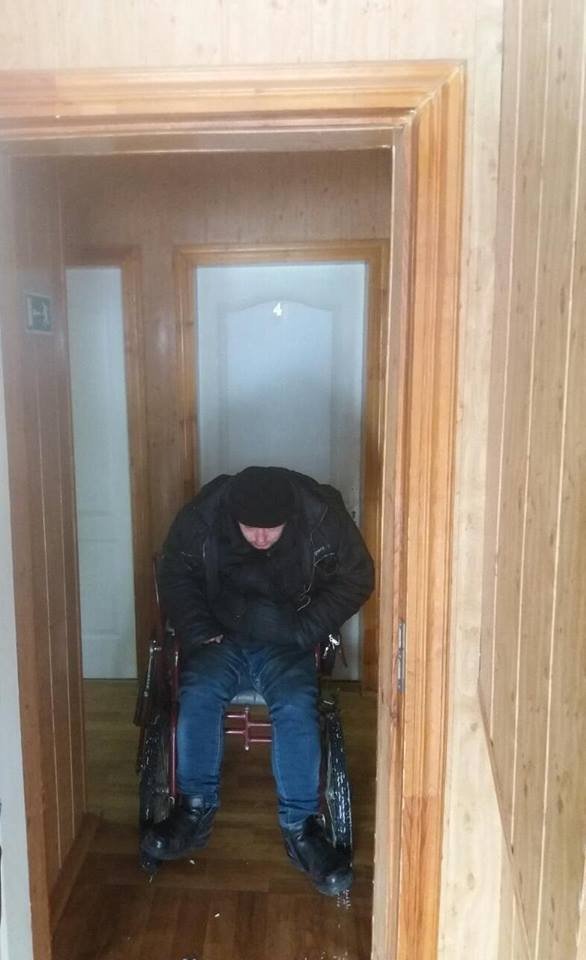 У Луцьку патрульні допомогли інваліду знайти тимчасовий притулок. ФОТО