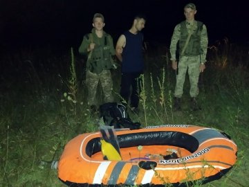 Волинські прикордонники зловили іноземця, який намагався вплав дістатися Польщі