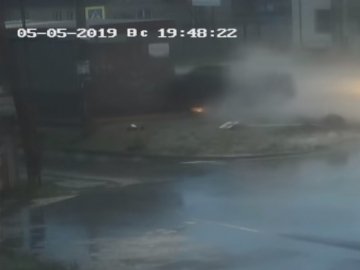 У селі під Луцьком автомобіль збив знак та влетів у зупинку. ВІДЕО