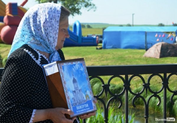 Впродовж дня збирали гроші на будівництво храму десятки прихожан