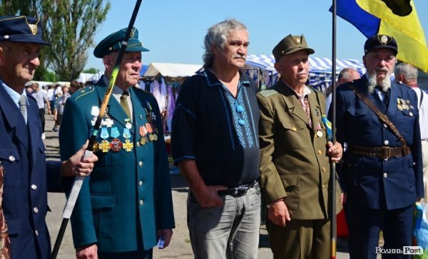 Письменник Василь Шкляр (у чорній вишиванці) з упівцями 