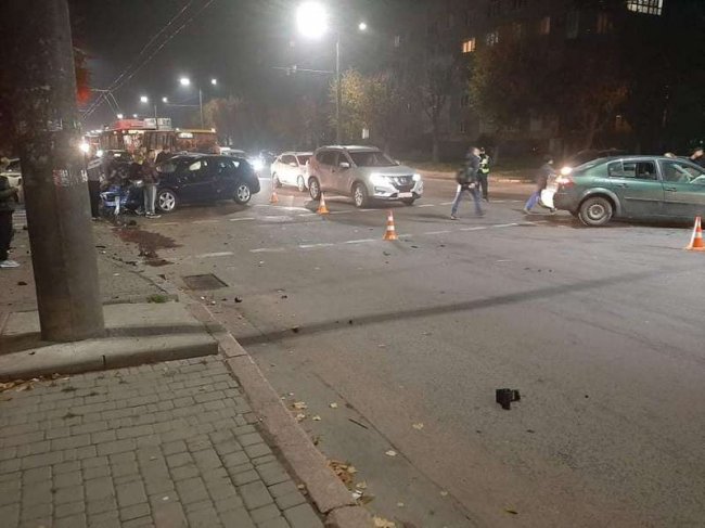 На Відродженні у Луцьку – подвійна аварія з потерпілим. ФОТО