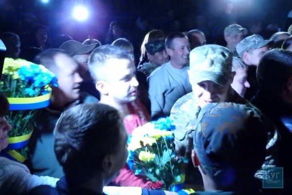У Володимирі-Волинському міцними обіймами зустріли звільнених бійців. ФОТО. ВІДЕО