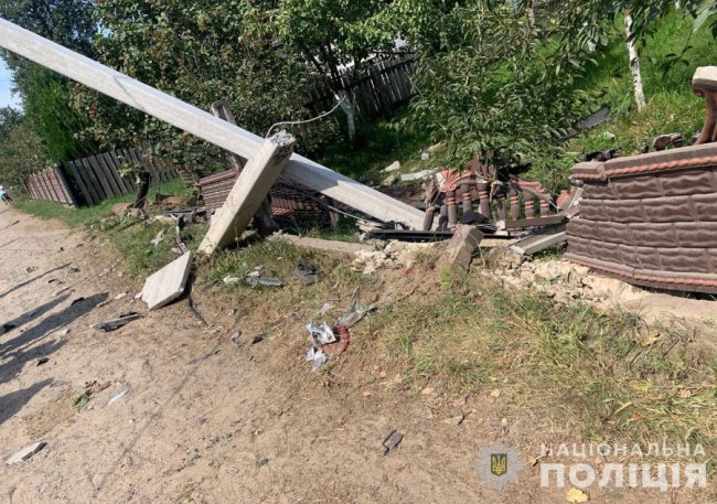 На Волині 28-річна водійка зіткнулася із бетонним парканом і стовпом та перекинулася: семеро постраждалих