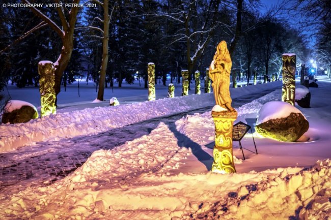 Зимова казка: опублікували неймовірні світлини вечірнього парку Луцька. ФОТО