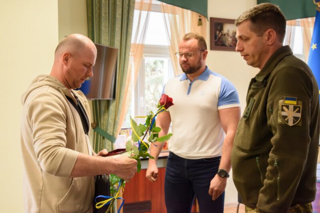 У Луцьку вручили посмертні нагороди рідним загиблих на війні Героїв. ФОТО