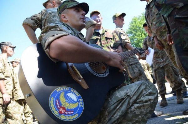 У Львові під вигуки «Герої!» зустріли демобілізованих бійців 80-ї бригади. ФОТО. ВІДЕО