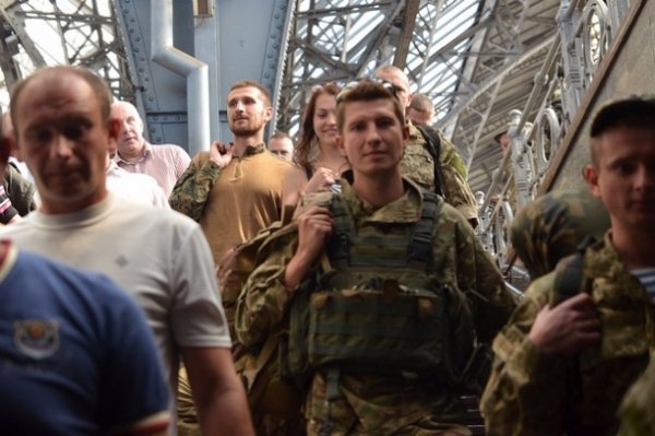 У Львові під вигуки «Герої!» зустріли демобілізованих бійців 80-ї бригади. ФОТО. ВІДЕО