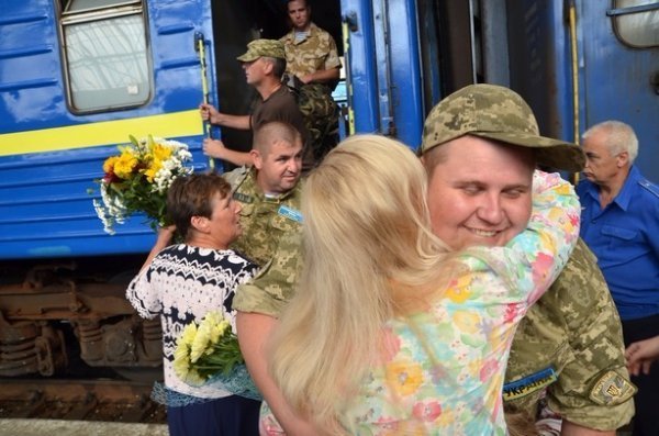 У Львові під вигуки «Герої!» зустріли демобілізованих бійців 80-ї бригади. ФОТО. ВІДЕО