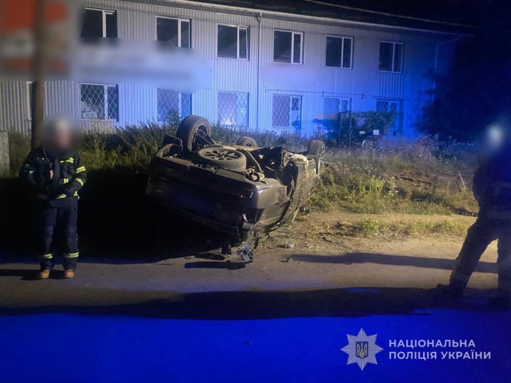 Вночі на Волині 18-річний водій авто перекинувся на дах: постраждали двоє пасажирок, одна з них - неповнолітня