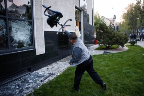 У день трауру сепаратисти грабували Донецьк. ФОТО