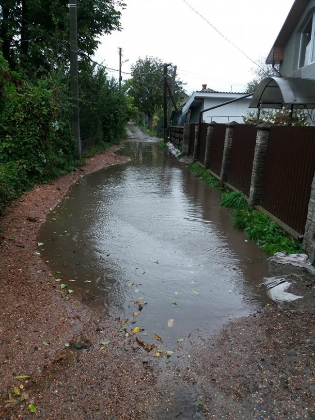 Зірвані дахи, поламані дерева і підтоплені вулиці: наслідки негоди на Волині. ФОТО