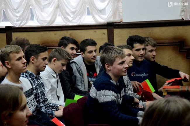 Луцькі школярі взяли участь в ток-шоу з антиреклами наркотиків. ФОТО
