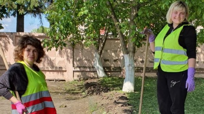 Мешканці луцького мікрорайону посадили 150 чорнобривців на автобусній зупинці 