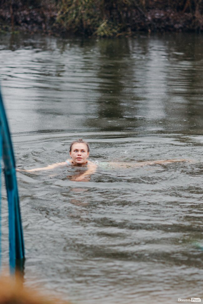 Водохреще у Луцьку: освячення води в річці Стир та занурення лучан. ФОТОРЕПОРТАЖ