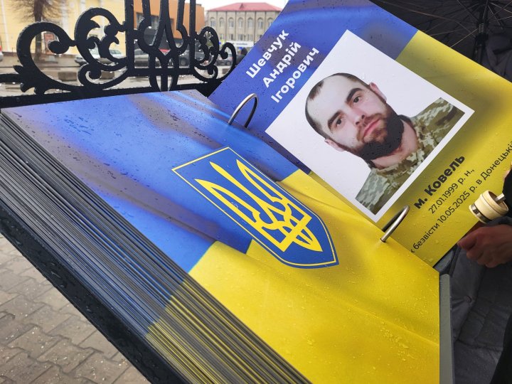 У місті на Волині встановили інсталяцію «Книга надії» з 80 іменами зниклих безвісти та військовополоненими