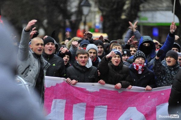 Футбольні фани у Луцьку влаштували марш. ВІДЕО
