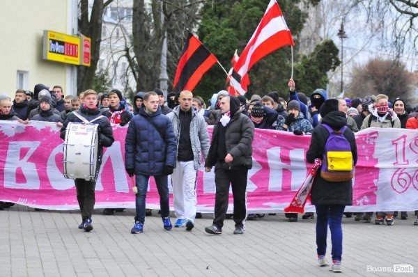 Футбольні фани у Луцьку влаштували марш. ВІДЕО