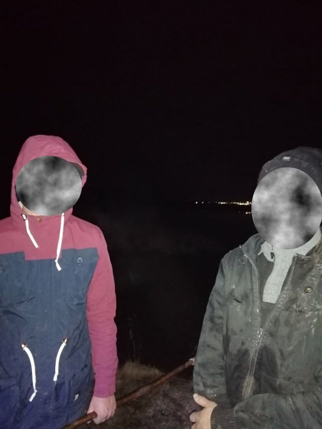 Спіймали «на гарячому» двох волинян, які незаконно вночі ловили раків