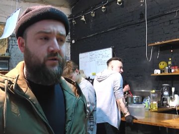 Понад дві тисячі порцій щодня: у Луцьку кухарі об’єдналися і годують захисників. ВІДЕО