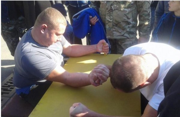 У Нововолинську відбулися змагання з армреслінгу. ФОТО