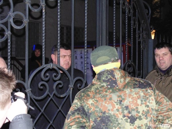 Бруківка, автомати та пробиті колеса: у Луцьку вночі пікетували міськвідділ міліції. ФОТО. ВІДЕО