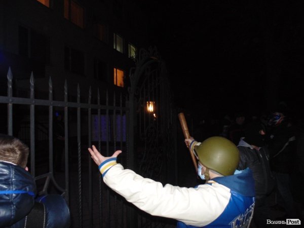 Бруківка, автомати та пробиті колеса: у Луцьку вночі пікетували міськвідділ міліції. ФОТО. ВІДЕО