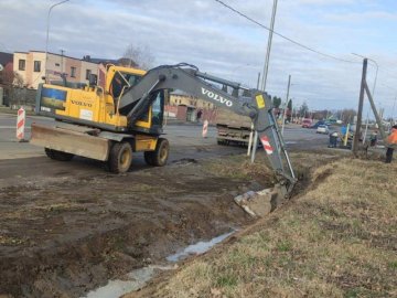 На трасах Волині облаштовують водовідведення