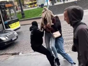 У Львові тіктокери на очах у перехожих викрали дівчину