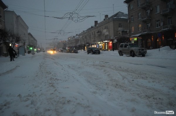 Як Луцьк замело снігом. ФОТО