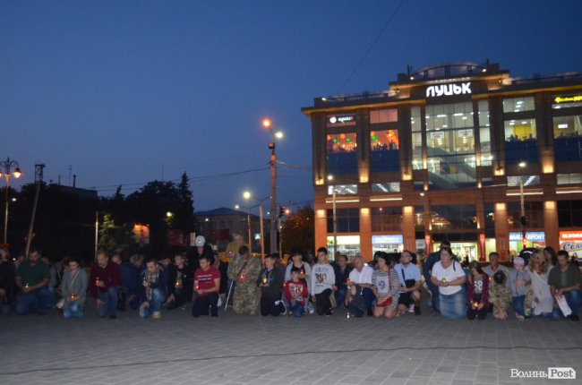 Пам’ять, яка житиме вічно: у Луцьку вшанували загиблих під Іловайськом. ФОТО