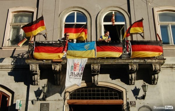 Як у Львові вболівали за Україну в матчі з Францією. ФОТО