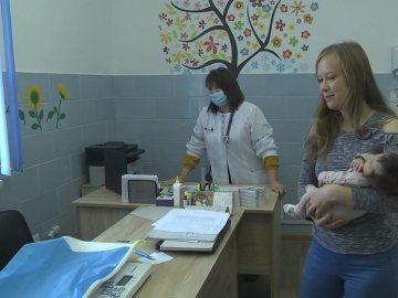 Лікарка-переселенка працює та волонтерить на Волині