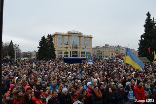 На луцькому Євромайдані гріють і годують. ФОТО