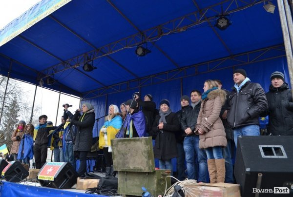 На луцькому Євромайдані гріють і годують. ФОТО