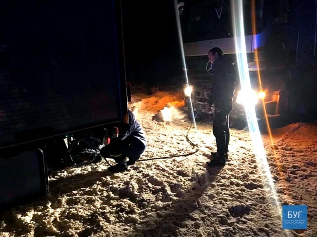 На Волині через негоду фура злетіла з дороги. ФОТО