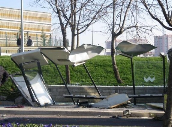 У Туреччині автобус врізався в зупинку: є загиблі і травмовані