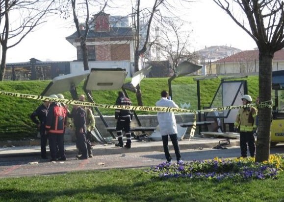 У Туреччині автобус врізався в зупинку: є загиблі і травмовані