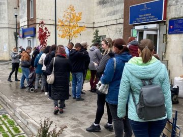 Лучанам роздавали продуктові набори. ВІДЕО