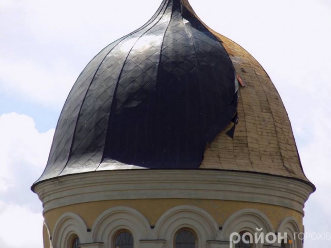 Буревій зірвав покрівлю із собору на Волині