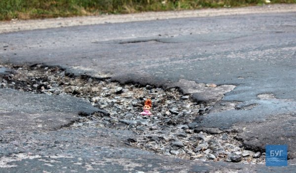 Жахливі дороги Волині не пройшли випробування іграшкою. ФОТО